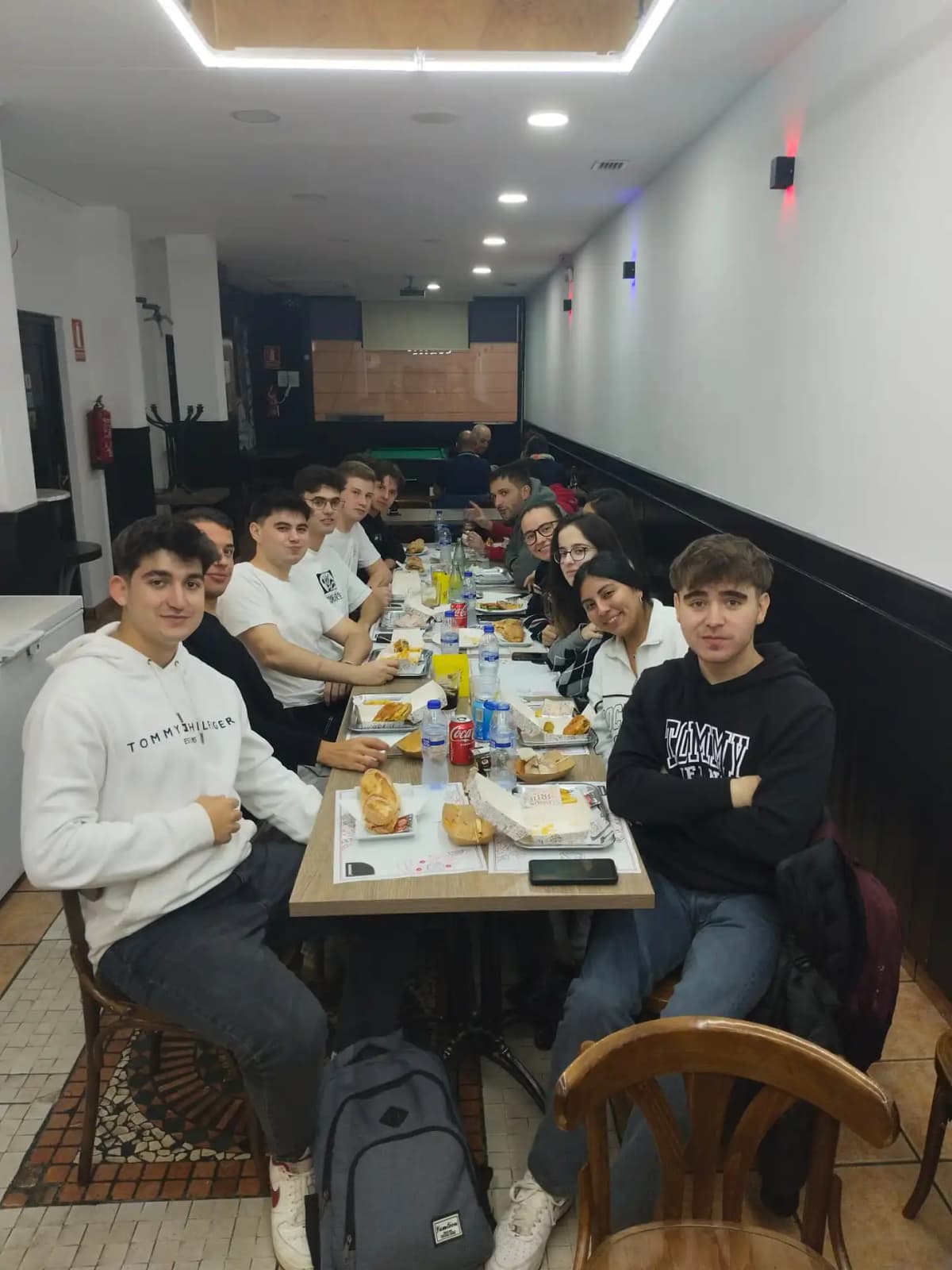 miembros de iaeste lc lleida en una cena del comité.